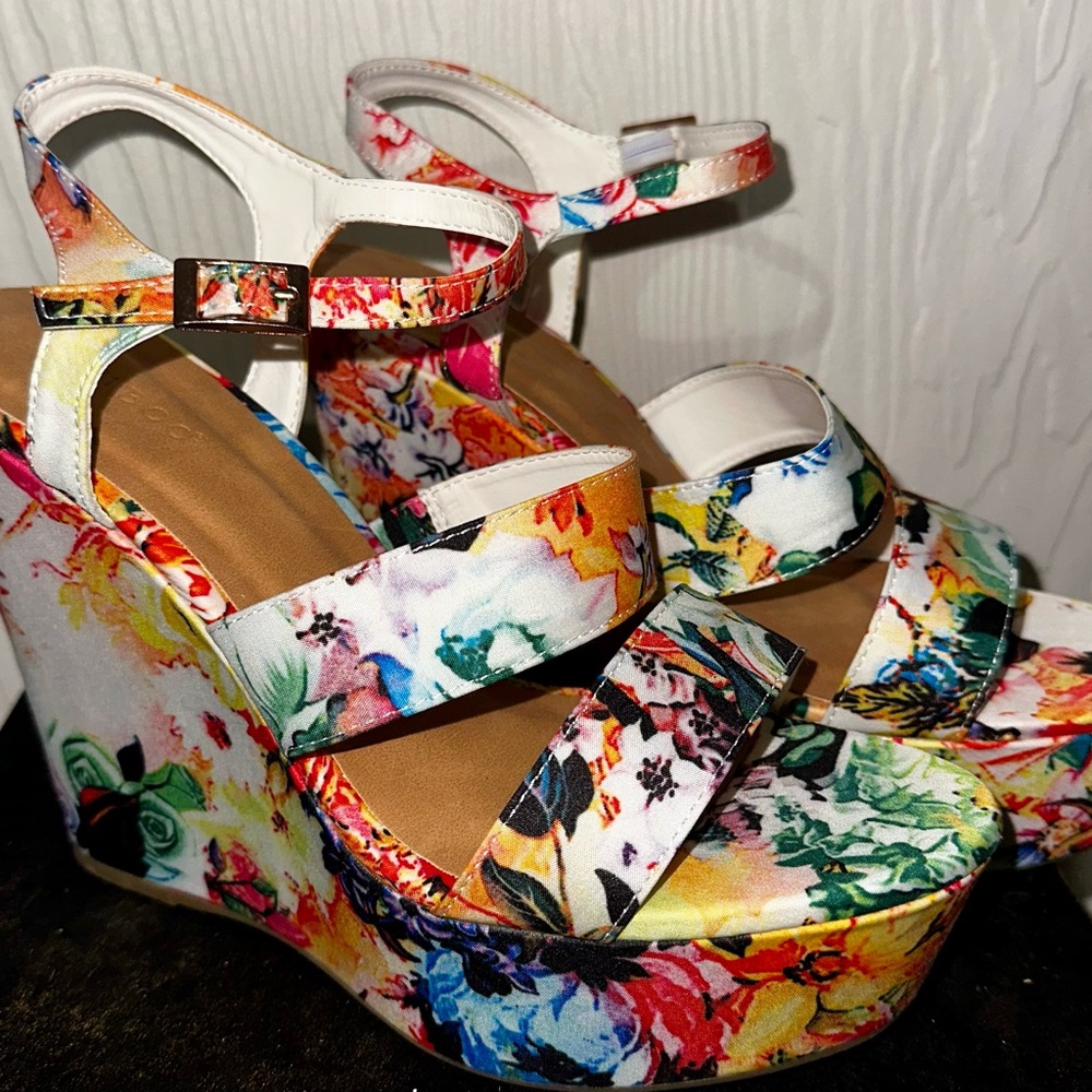 Bamboo Women’s Floral Printed Wedge High Heels Sandals Size 10